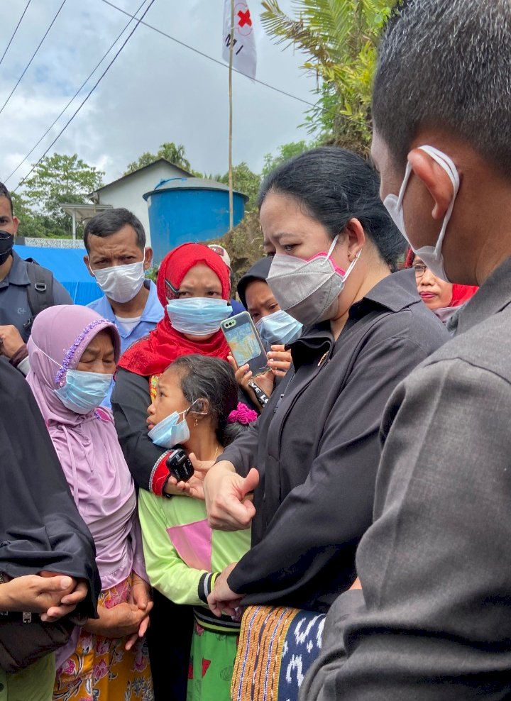 Ketua DPR RI, Puan Maharani bersama Bupati Lumajang, Thoriqul Haq saat berbincang bersama warga/Ist