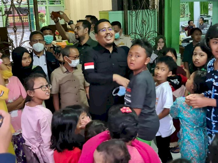 Ketua DPD Gerindra Jawa Timur Anwar Sadad saat menghibur anak anak.di pengungsian/ist