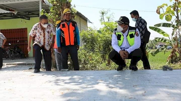 Bupati Ngawi Ony Anwar dan staf DPUPR Ngawi cek pekerjaan rekonstruksi jalan