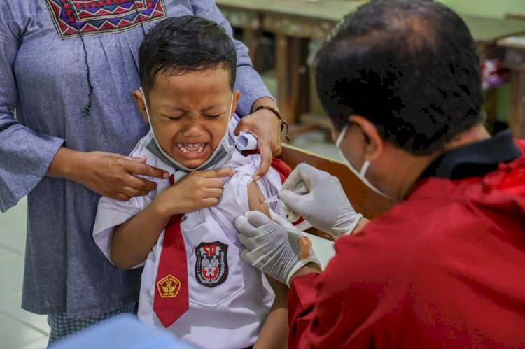reaksi salah satu siswa saat disuntik vaksin/RMOLJatim