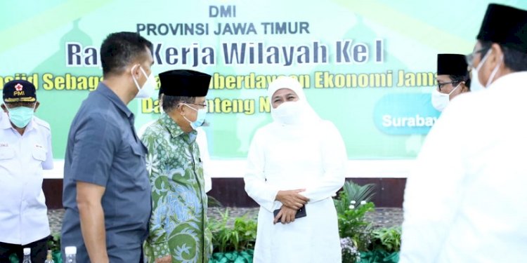 Khofifah saat menghadiri Rakerwil ke-I DMI Provinsi Jatim Tahun 2021 di Hotel Singgasana Surabaya, Senin (20/12)/Ist