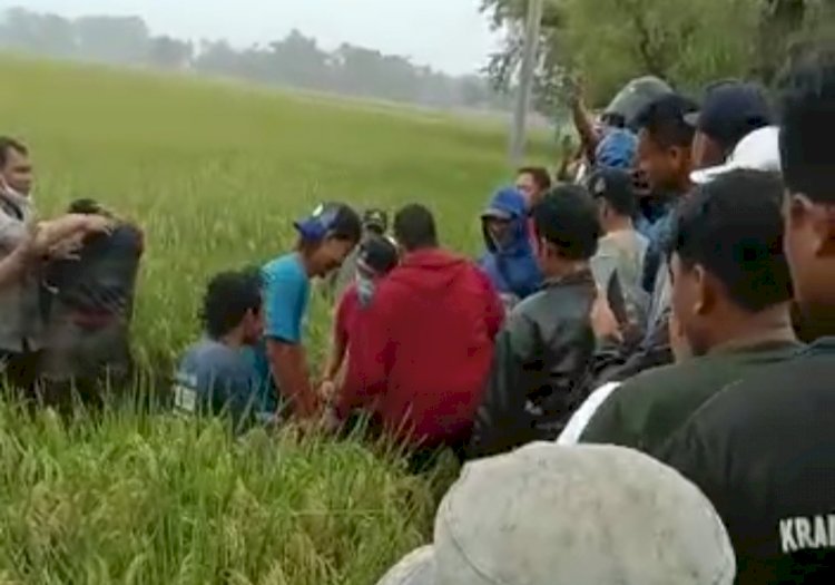 Warga saat mengamankan maling motor di tengah sawah/RMOLJatim