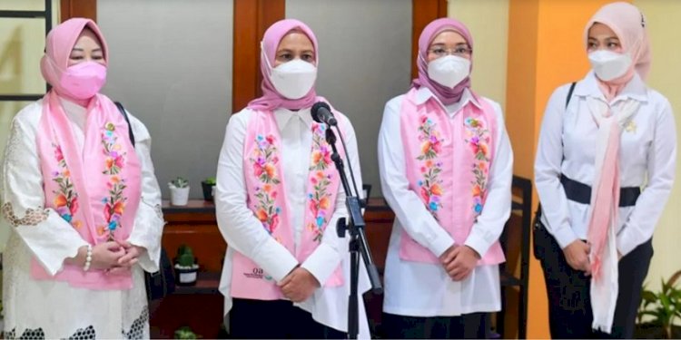 Ibu Negara, Iriana Joko Widodo bersama istri Wakil Presiden Wury Maruf Amin usai berbincang dnegan korban kekerasan seksual anak di Balai Besar Pendidikan dan Pelatihan Kesejahteraan Sosial (BBPPKS), Bandung Barat, Jawa Barat, Selasa (21/12)/Repro