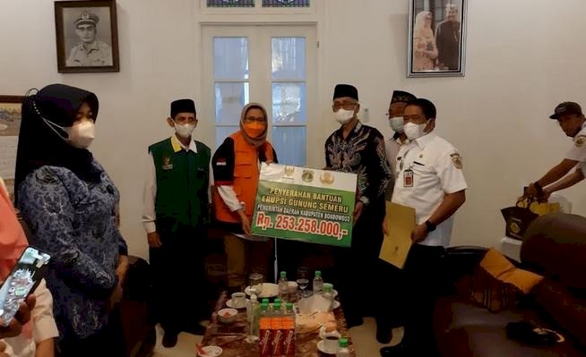 Penyerahan bantuan Pemkab Bondowoso secara simbolis diterima Wabup Lumajang/RMOLJatim