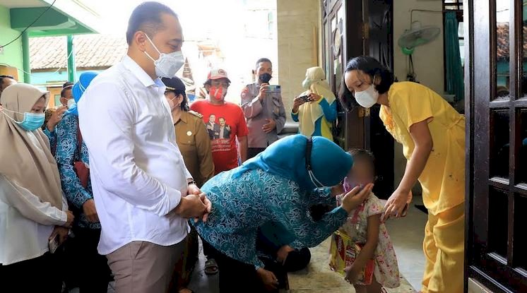 Wali Kota Eri bersama Ketua TP PKK Kota Surabaya berkunjung di wilayah Kelurahan Morokrembangan/ist