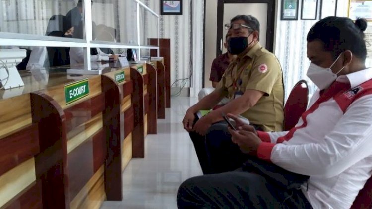 Bupati Lira Probolinggo, Samsudin saat mendaftarkan gugatan Panitia Pilkades ke Pengadilan Negeri Kabupaten Probolinggo/RMOLJatim