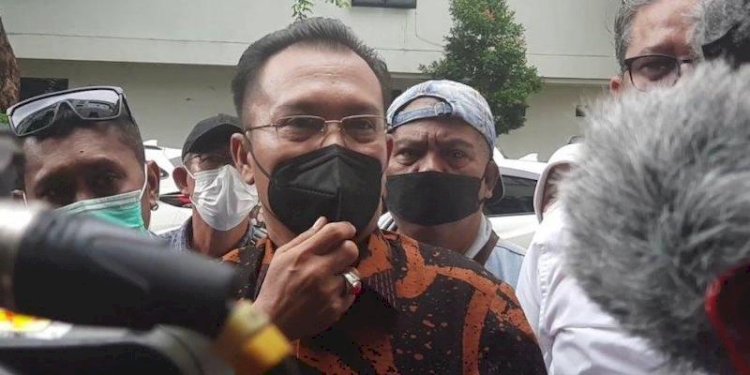 Ketua Majelis Jaringan Aktivis Pro Demokrasi (ProDEM) Iwan Sumule saat melaporkan kasus dugaan kolusi dan nepotisme Menteri Koordinatior Bidang Maritim dan Investasi Luhut Binsar Pandjaitan dan Menteri BUMN Erick Thohir ke Polda Metro Jaya/Net