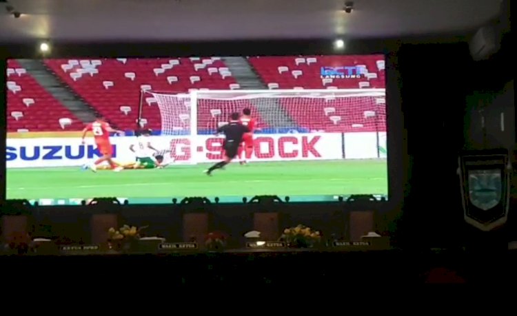 LCD Bagron depan ruang Paripurna DPRD Kabupaten Probolinggo, menayangkan Piala AFF 2020/Repro