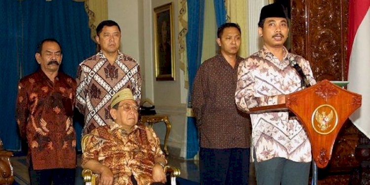 Yahya C. Staquf saat membacakan Maklumat Presiden pada dinihari 23 Juli 2002.