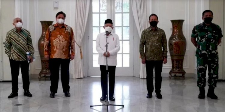 Wakil Presiden Maruf Amin (tengah) dalam jumpa pers bersama Menko Perekonomian Airlangga Hartarto, Menteri Koperasi dan UMKM Teten Masduki, dan Menteri Kelautan dan Perikanan (KKP) Sakti Wahyu Trenggono/Repro