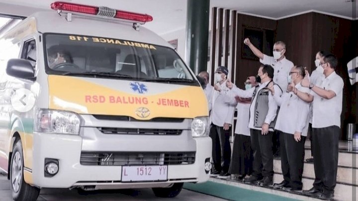 Bupati Jember saat menyerahkan mobil Ambulans