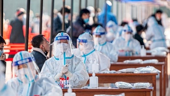 Staf medis melakukan tes asam nukleat di Universitas Politeknik Northwestern di Xi'an, Provinsi Shaanxi, China Barat Laut pada 21 Desember 2021/Net
