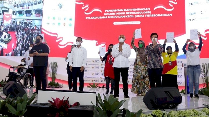 Menteri Investasi RI/Kepala BKPM Bahlil Lahadalia, Menteri BUMN RI Erick Thohir, dan Menteri Koperasi dan UKM RI Teten Masduki menyerahkan NIB pada Ribuan pelaku UMKM di Jawa Timur/RMOLJatim