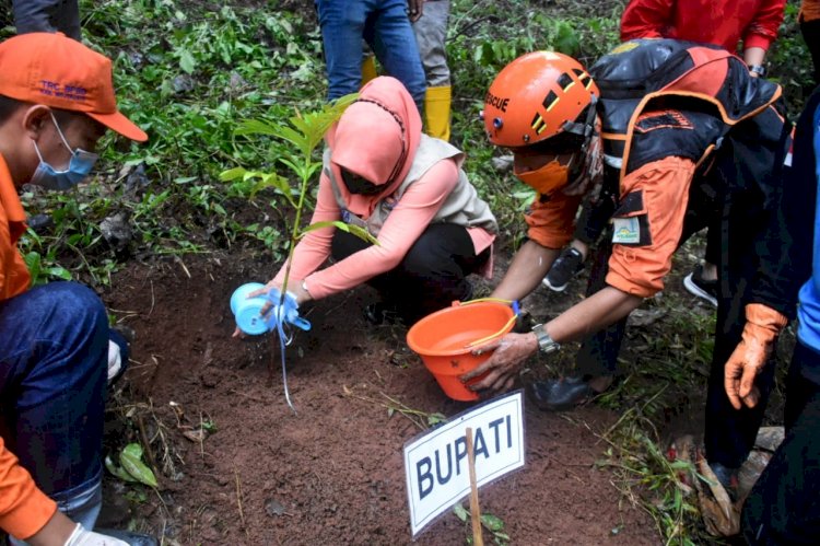 Bupati Mojokerto Ikfina Fahmawati menanam pohon sebagai usaha mitigasi pencegahan bencana longsor  /ist