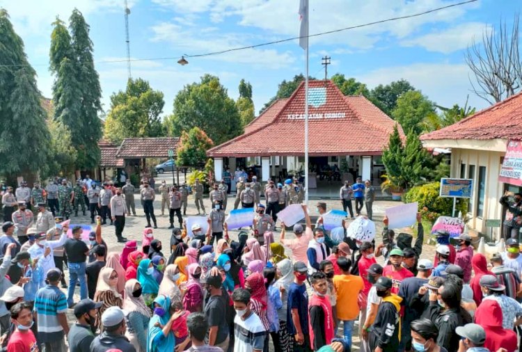 Ratusan warga Desa Randuputih lurug Kantor Kecamatan Dringu /RMOLJatim