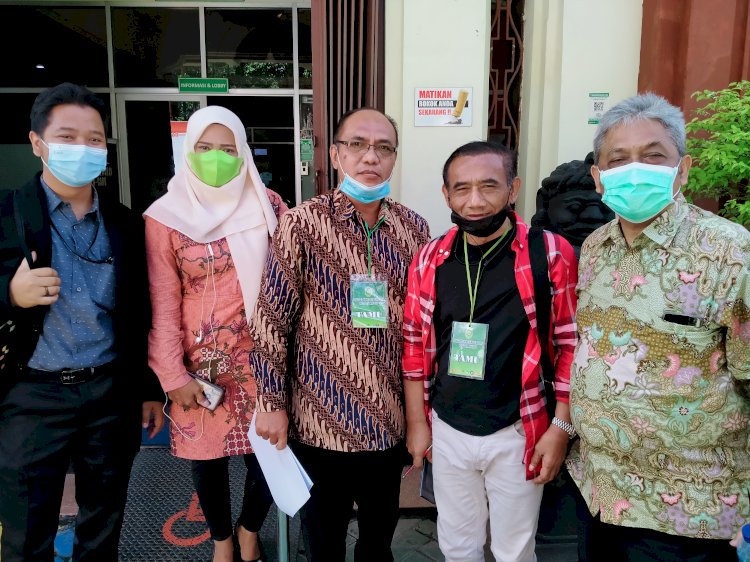 Ichsan Suadi (dua dari kanan) bersama tim kuasa hukumnya usai persidangan di PN Surabaya/RMOLJatim