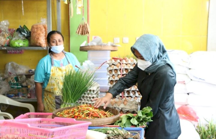 Walikota Mojokerto ning Ita saat mengecek ketersediaan kebutuhan pokok di pasar Tanjung Anyar Kota Mojokerto/Ist