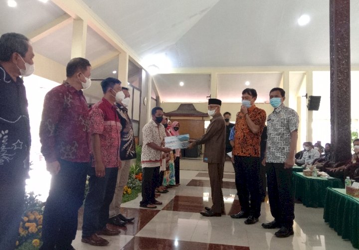 Penyerahan surat ijin tempat relokasi secara simbolis oleh Bupati Salwa/RMOLJatim