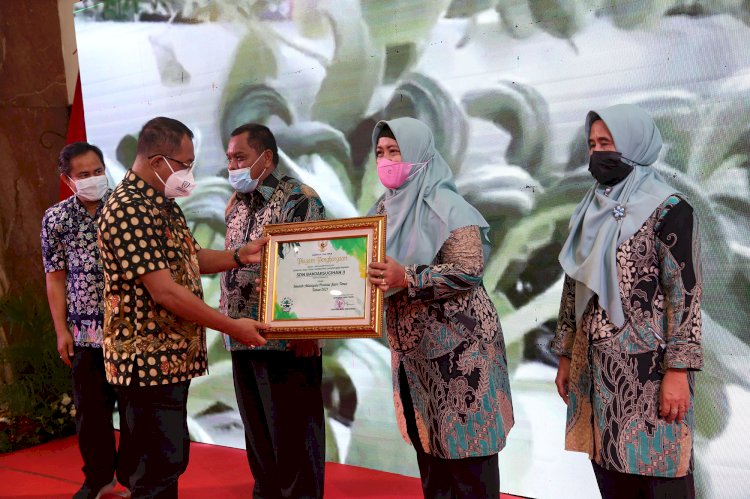 Wawali Armuji memberikan penganugerahan Sekolah Adiwiyata Provinsi dan Eco Pesantren tingkat Provinsi Jawa Timur/ist