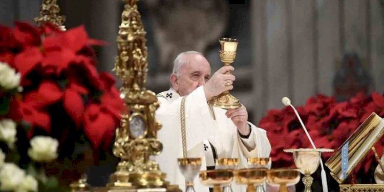 Paus Fransiskus berdoa pada malam Natal 2021/Net