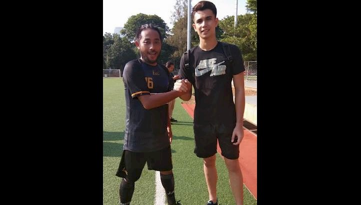 Reporter RMOLJatim Taufik Panji Alam (Kiri) bersama penjaga gawang Timnas Garuda, Nadeo Argawinata/RMOLJatim