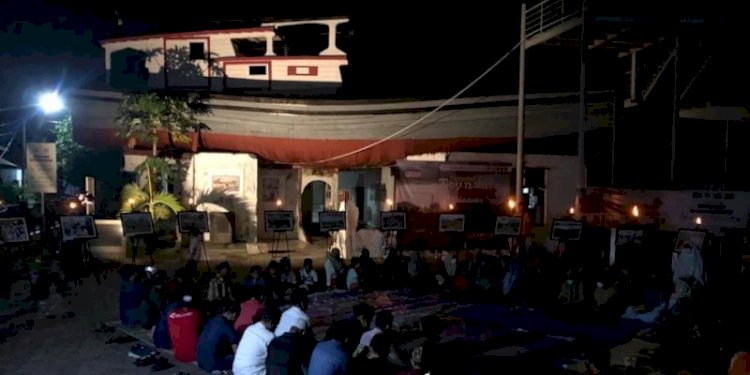 17 obor dinyalakan di Kapal di Atas Rumah, Lampulo Banda Aceh, Sabtu malam (25/12)/RMOLAceh