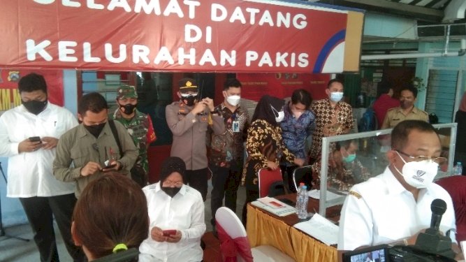 Risma pantau pencairan bansos di Kelurahan Pakis/RMOLJatim