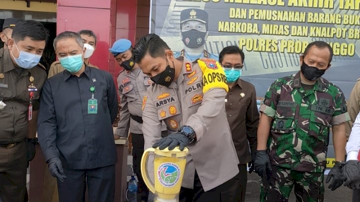 Kapolres Probolinggo, saat memusnahkan barang haram jenis pil dan sabu-sabu di dampingi Ketua DPRD Kabupaten Probolinggo dan Forkopimda. /RMOLJatim