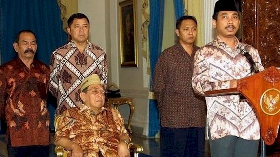 Yahya Cholil Staquf membacakan dekrit yang menjungkalkan Gus Dur dari kursi Presiden Indonesia/Net