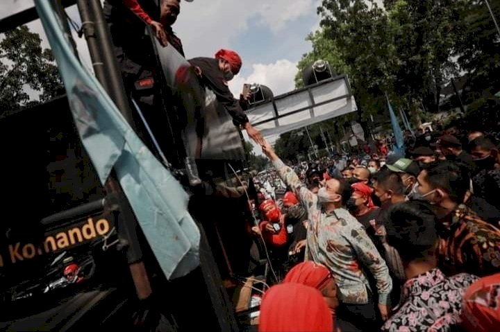 Gubernur DKI Jakarta Anies Baswedan menemui massa buruh yang menolak penetapan upah minimum provinsi (UMP) di depan Balai Kota DKI Jakarta Senin (28/11)/Ist