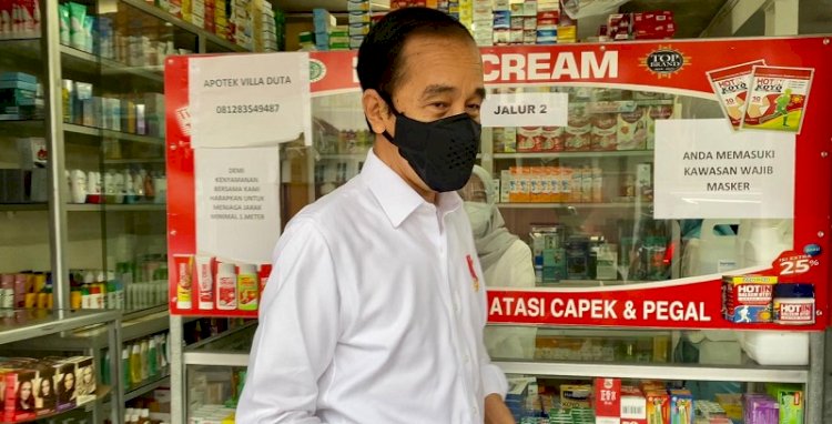 Presiden Joko Widodo saat melakukan sidak ketersediaan obat-obatan Covid-19 di apotek dekat Istana Bogor beberapa bulan lalu/Repro