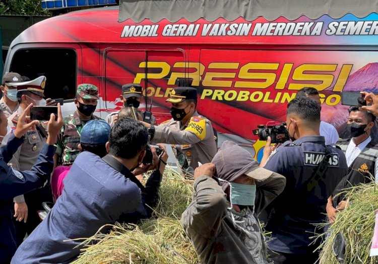 Kapolres Probolinggo saat memasangkan masker/RMOLJatim