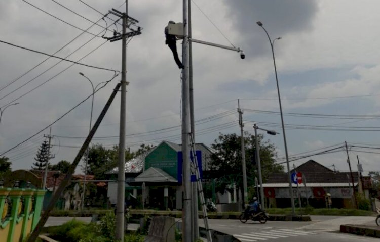 Pemasangan CCTV di kawasan Jalan Raga yang rawan macet/Ist