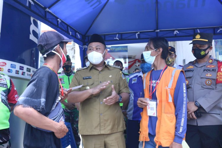 Bupati Gresik, Fandi Akhmad Yani saat meninjau pelaksanaan penerapan e-parkir/RMOLJatim