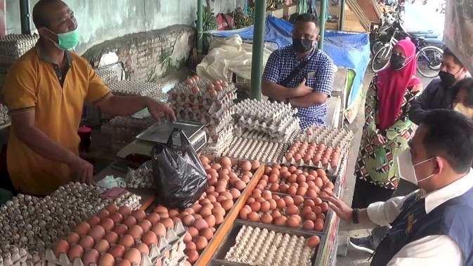Petugas memantau harga kebutuhan pokok di pasaran