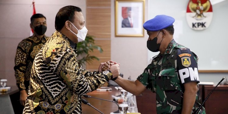 Ketua KPK saat bersalaman dengan Danpuspomal) Mayjen TNI (Mar) Lukman/RMOL