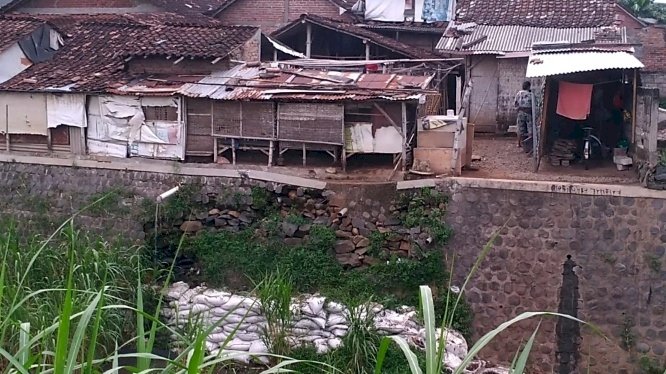 Kondisi plengsengan sungai Kedak di Ngampel Mojoroto Kota Kediri