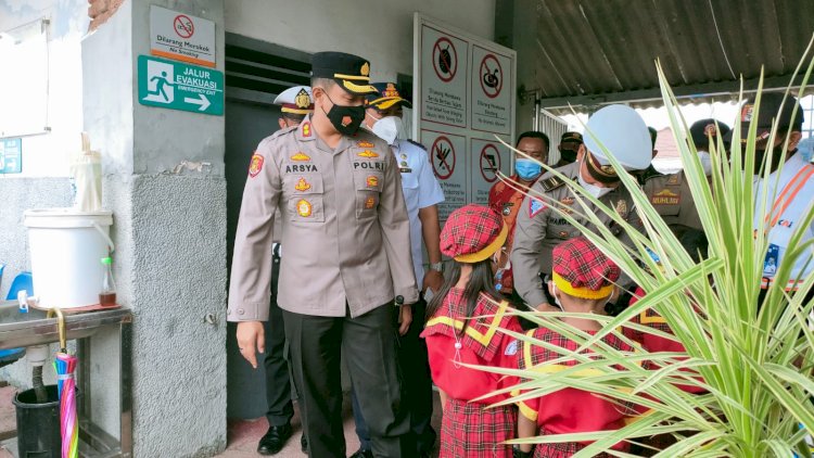 Kapolres Probolinggo, AKBP Teuku Arsya Kadhafi saat memantau di Stasiun Leces/RMOLJatim