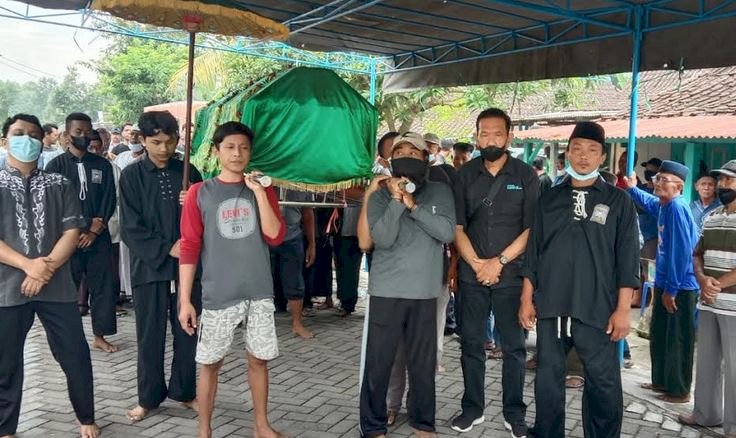 Jenasah Teguh Wibowo, pelaku bunuh diri hendak dimakamkan/RMOLJatim