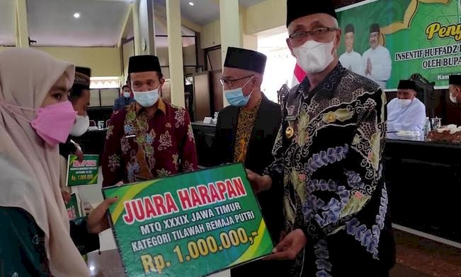 Bupati Bondowoso didampingi Plt Kabag Kesra saat serahkan insentif Hufaz/RMOLJatim