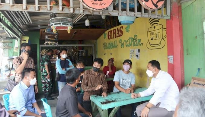 Wali Kota Eri cangkruk di Warkop kampung nelayan Nambangan Perak Kelurahan Kedung Cowek, Kecamatan Bulak Surabaya/ist