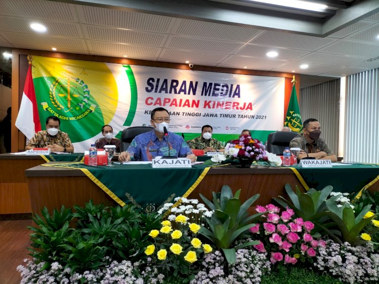 Kajati Jatim, M Dhofir saat menyampaikan capaian kinerja tahun 2021/RMOLJatim 