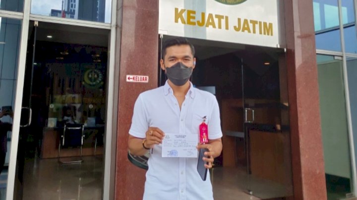 Ghufron menunjukkan tanda terima pengiriman surat terbuka ke Kejati Jatim dan Kejagung/Ist