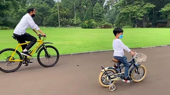 Presiden Joko Widodo saat bersepeda bersama cucunya di Istana Bogor/Net