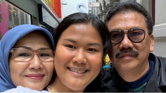 Wartawan senior Ilham Bintang bersama istri dan putri bungsunya, Suri Adlina/Ist