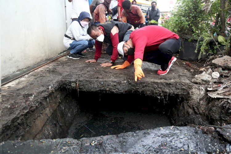 Wali Kota Eri memantau pengerukan saluran di jalan Kenjeran/RMOLJatim