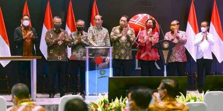 Ketua OJK Wimbo Santoso (tiga dari kiri) bersama Presiden Joko Widodo meresmikan perdagangan Bursa Efek Indonesia 2022/Net