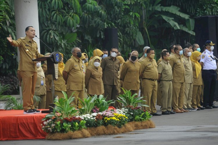 Wali Kota Surabaya Eri Cahyadi memimpin apel pagi di halaman Balai Kota/ist
