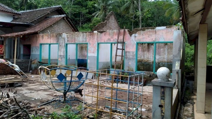 Gedung sekolah PAUD yang rusak