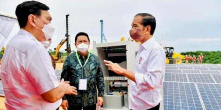 Presiden Jokowi bersama Menko Marves Luhut Binsar Pandjaitan melakukan groundbreaking pembangunan Kawasan Industri Hijau Indonesia, di Bulungan, Kaltara/Setkab